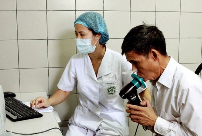 Ô nhiễm không khí kéo dài, đối phó ra sao với 'sát thủ thầm lặng' bụi mịn? Không khí ô nhiễm khiến người mắc bệnh phổi tắc nghẽn mãn tính trở nặng ảnh: t.H