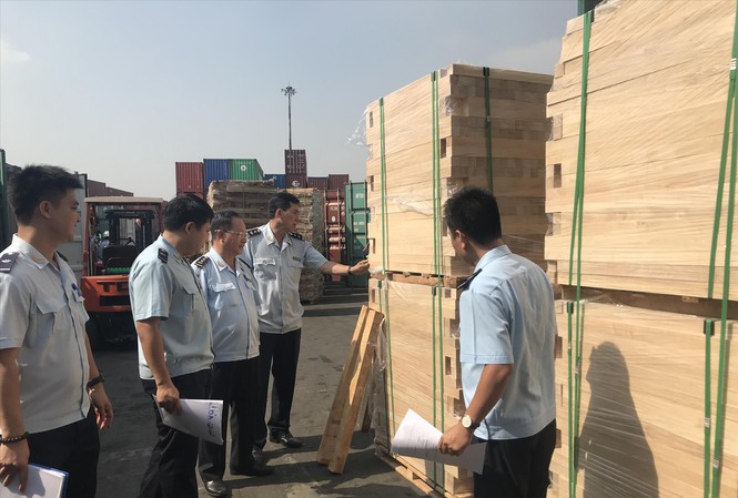 Tràn lan hàng giả, hàng nhái cuối năm Hải quan TPHCM kiểm tra container gỗ vi phạm