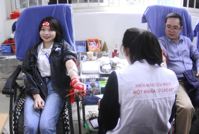 Món quà đặc biệt sưởi ấm Giáng sinh Sinh viên Trường ĐH Kinh tế Kỹ thuật Công nghiệp hiến máu trong chương trình Chủ nhật Đỏ, ngày 24/12 Ảnh: Duy Phạm