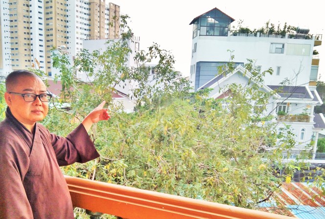 Về ngôi chùa cổ Giác Lâm bị rao bán Hòa thượng Thích Từ Trí chỉ một ngôi nhà cao tầng đã xây dựng trên đất chùa cổ Giác Lâm Ảnh: Trần Nguyên Anh