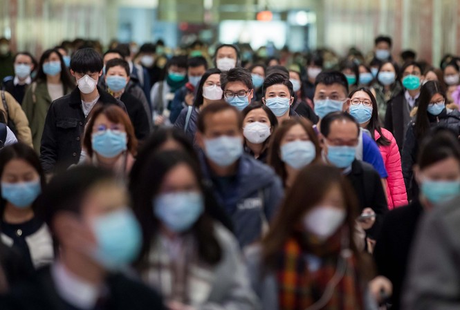 Lo ngại virus Corona, nhiều nước sơ tán công dân khỏi Trung Quốc Trên đường phố Hong Kong ngày 29/1, người dân Hong Kong đeo khẩu trang phòng nhiễm vi-rút corona mớiẢnh: Bloomberg