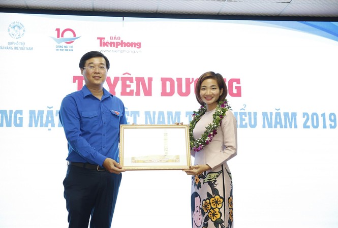 Vinh danh những gương mặt truyền cảm hứng Anh Lê Quốc Phong, Bí thư thứ nhất T.Ư Đoàn, Chủ tịch Hội đồng xét tặng Giải thưởng trao Bằng khen cho Gương mặt trẻ Việt Nam tiêu biểu 2019 Nguyễn Thị Oanh ẢNH: NHƯ Ý