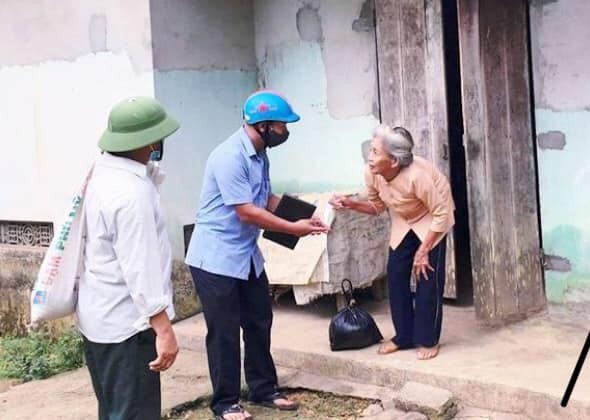 Những tấm lòng vàng mùa COVID - 19 Hình ảnh cụ Lê Thị Thanh (73 tuổi) bán gà lấy tiền ủng hộ quỹ phòng chống dịch khiến nhiều người cảm kích