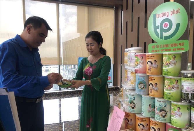 Làm thương hiệu cho đặc sản quê Chị Nguyễn Thị Bích Lệ - Giám đốc HTX Dịch vụ Nông nghiệp Trường Phát giới thiệu các sản phẩm từ sen Ảnh: U.P