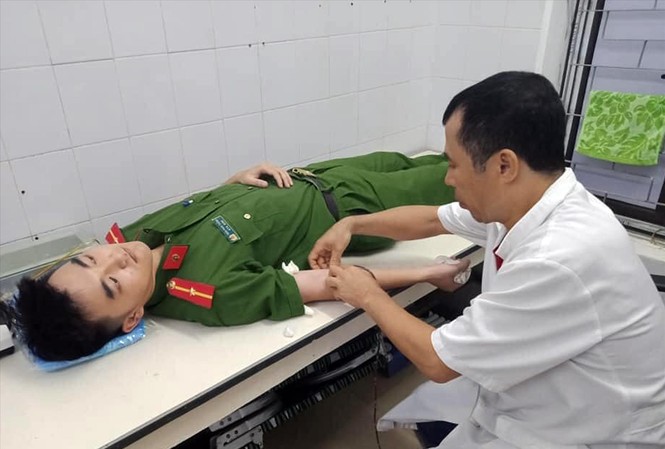 Kịp thời đến bệnh viện hiến máu cứu sản phụ Thiếu úy Trần Phúc Thắng (Công an huyện Hương Sơn, Hà Tĩnh) hiến máu cứu người, tối 5/9 Ảnh: PV
