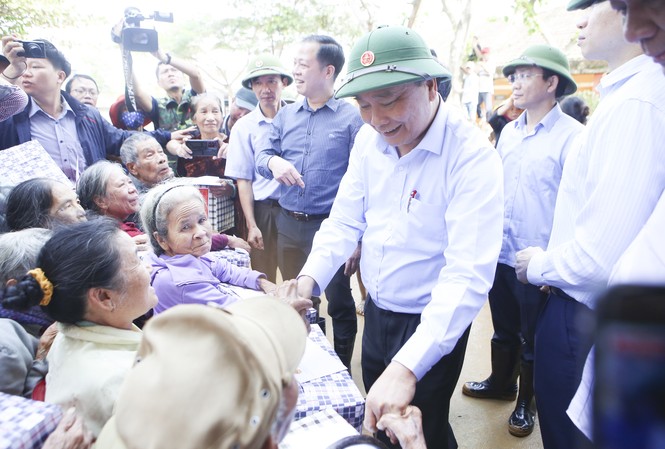 Thủ tướng thăm hỏi, động viên bà con vùng lũ Thủ tướng thăm hỏi, động viên bà con vùng lũ khắc phục hậu quả do mưa lũ, sớm ổn định cuộc sống