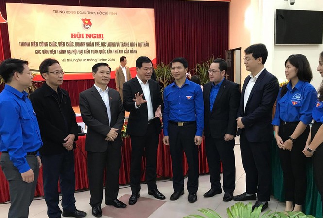 Chủ động khởi nghiệp, gìn giữ chủ quyền biển đảo Phó trưởng Ban Dân vận T.Ư Nguyễn Hồng Lĩnh, Phó Chánh Văn phòng T.Ư Đảng Bùi Văn Thạch, Bí thư T.Ư Đoàn Nguyễn Ngọc Lương trao đổi cùng với các đại biểu dự Hội nghị ảnh: T.P