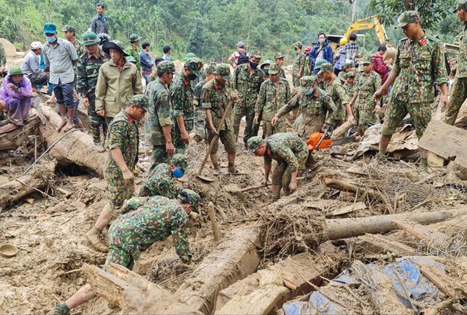 Dọc đường cứu trợ: Vừa khóc vừa cào bùn tìm đồng bào Các chiến sỹ dùng tay cào bùn đất tìm kiếm người mất tích tại Trà Leng, Nam Trà My, Quảng Nam