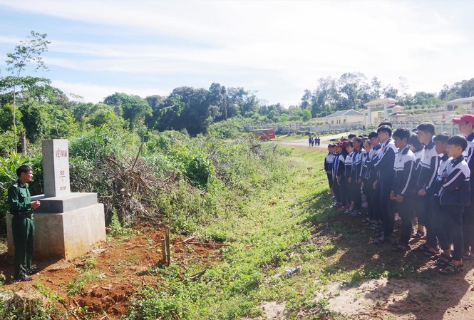 Giúp đoàn viên áo lính sống đẹp Các em học sinh tham dự một “Tiết học vùng biên” do Đồn Biên phòng Tuy Đức thực hiện ẢNH: CTV