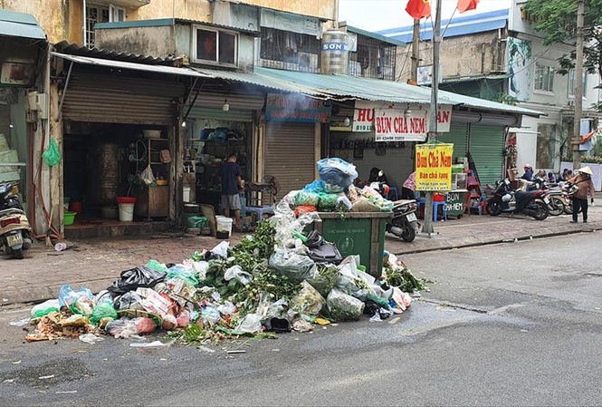 Nhiều giải pháp buộc phân loại rác tại nguồn Những ngày qua, nhiều tuyến đường Hà Nội tiếp tục ngập trong rác