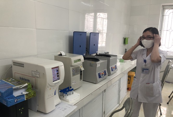 Bùng nhùng mua sắm thiết bị y tế: Chi hàng trăm tỷ để 'đắp chiếu' Máy xét nghiệm miễn dịch tự động mới được đưa vào hoạt động tại Trung tâm y tế thị xã Kinh Môn, Hải Dương Ảnh: Nguyễn Hoàn