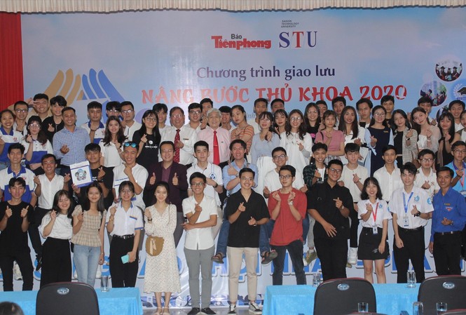 Nâng bước thủ khoa năm 2020: Ngày của những trải nghiệm thú vị Các tân thủ khoa chụp hình với ban tổ chức