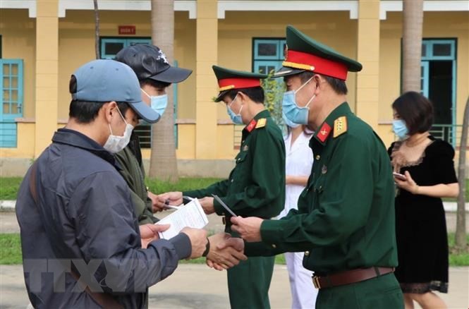 Phòng chống COVID-19: Nhiều nguy cơ tại Hà Nội Trao giấy chứng nhận hoàn thành thời gian cách ly cho công dân Ảnh: TTXVN