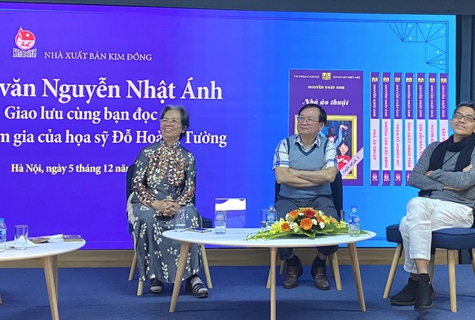 Kính vạn hoa 25 năm vẫn lấp lánh Nhà văn Nguyễn Nhật Ánh giao lưu với độc giả trong lễ kỷ niệm 25 năm Kính vạn hoa. Ảnh: KỲ SƠN