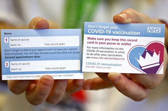 Thẻ vắc-xin COVID-19 nhắc người dân Anh giữ thẻ cẩn thận trong ví và nhớ đi tiêm mũi thứ hai Ảnh: Getty Images