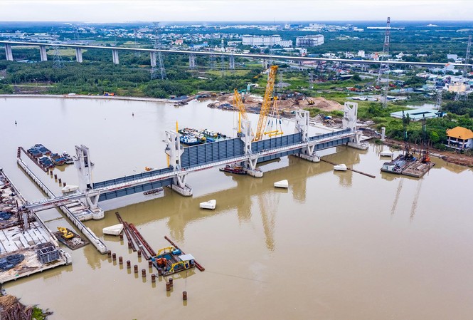 Siêu dự án chống ngập ở TPHCM ách tắc vì đâu? Các cống ngăn triều đã lắp cửa van nhưng công trình phải “đắp chiếu”, không thể tiếp tục thi công để đưa vào vận hành chống ngập