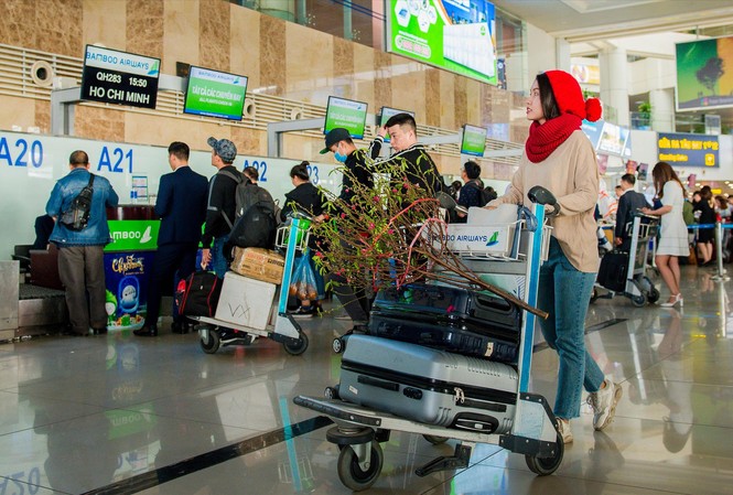 Vé máy bay, tàu Tết còn nhiều Nhu cầu đi lại dịp Tết Dương lịch năm 2021 của người dân giảm mạnh, cả hàng không và đường sắt đều dư tải. Ảnh minh họa