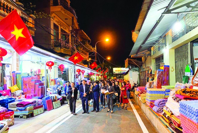 Tân cổ giao duyên ở phố cổ Kỳ Lừa Hàng hóa dồi dào, phong phú Ảnh: Duy Chiến