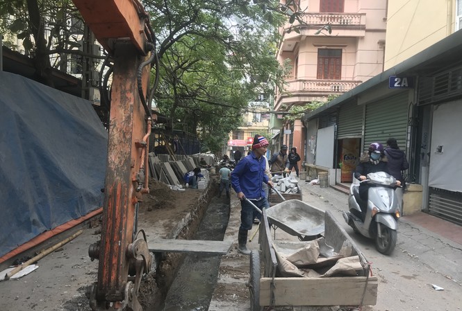 Bộ Tài nguyên và Môi trường chỉ đạo khẩn giảm ô nhiễm không khí Đào bới khắp nơi để làm lại đường không quây chắn là nguyên nhân gây ô nhiễm nặng ở Hà Nội Ảnh: Q.T