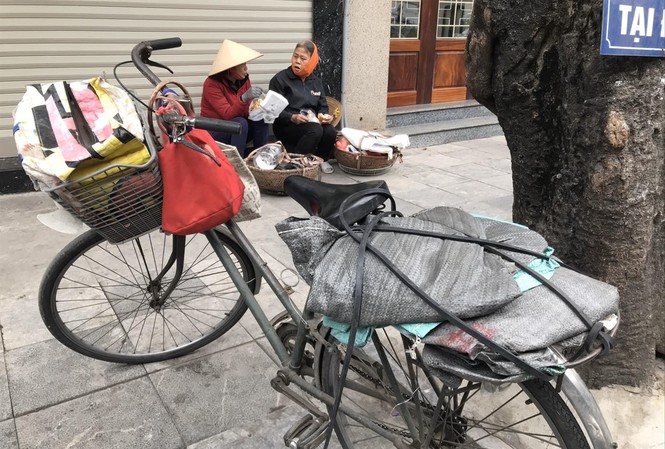 Lúc hơn 15h, bà Vân, chị Hoa mới ăn trưa sau buổi sáng miệt mài thu mua
đồng nát Ảnh: Trường Phong