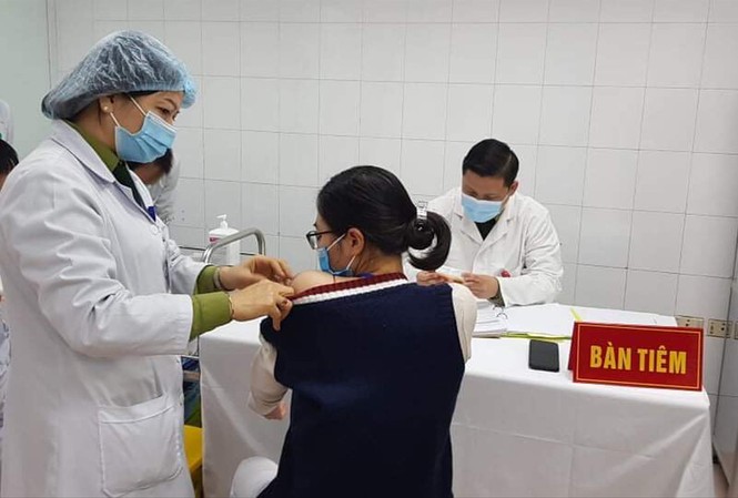 Ba người đầu tiên tiêm liều vắc-xin cao nhất ngừa COVID-19 Nữ tình nguyện viên đầu tiên tiêm liều vắc-xin cao nhất ngừa COVID-19