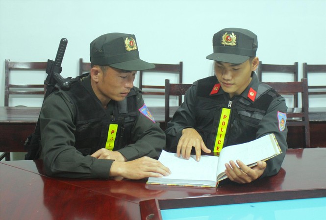 Những chiến sỹ công an xuyên màn đêm hiến máu Thượng úy Nguyễn Thành Công (trái) và Trung sỹ Hứa Xuân Hoàng (phải)