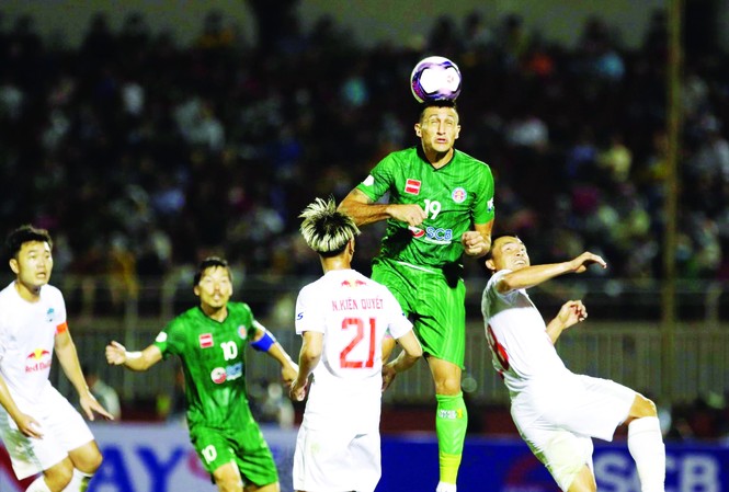 Kiatisuk nhận thất bại đầu tiên ở V-League HAGL nhận trận thua đầu tiên ở LS V-League 2021 ảnh: Hữu Phạm