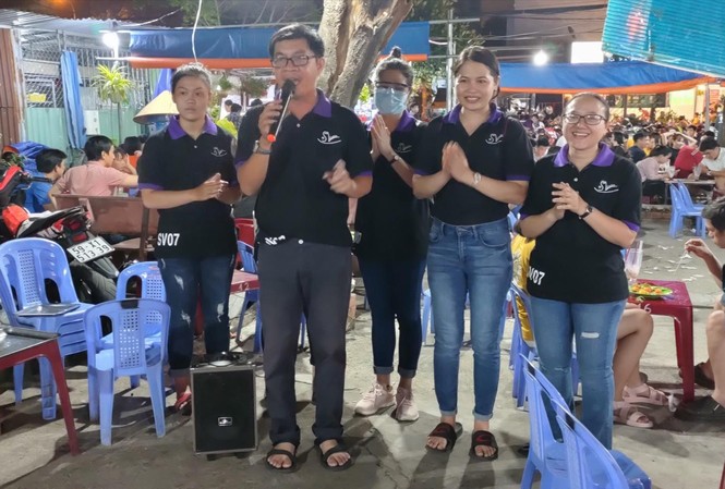 Dạy tôi sống là phải biết cho đi Anh Châu Thành Toàn và nhóm SV 07 hát xin tiền giúp người nghèo. Ảnh: NVCC