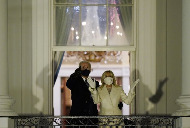 Ngày đầu nắm quyền của Tổng thống Biden Tổng thống Joe Biden và đệ nhất phu nhân Jill Biden xem pháo hoa thắp sáng bầu trời từ Nhà Trắng, tối 20/1 tại Washington ảnh: AP