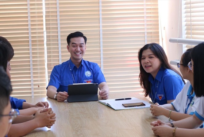 Tuổi trẻ của bạn và Đoàn: Biến tình yêu thành hành động TS.BS Phạm Lê Duy (ngồi giữa) luôn truyền cảm hứng tới sinh viên qua các hoạt động Đoàn Ảnh: U.P