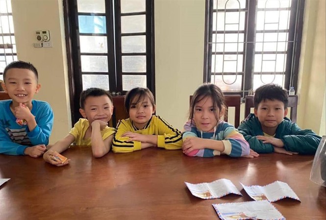 5 học sinh tiểu học trả lại của rơi cho người đánh mất 5 học sinh Trường Tiểu học thị trấn Phùng mang 3 chiếc phong bì nhặt được đến cơ quan công an trình báo