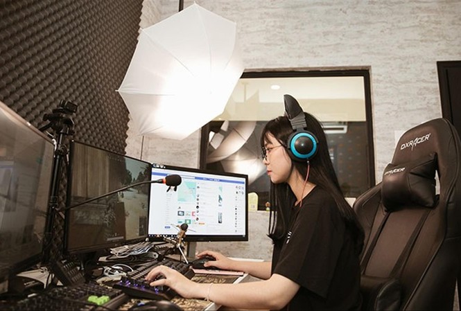 Ai là youtuber kiếm tiền nhiều nhất ở Việt Nam Streamer, Youtuber sáng tạo nội dung
