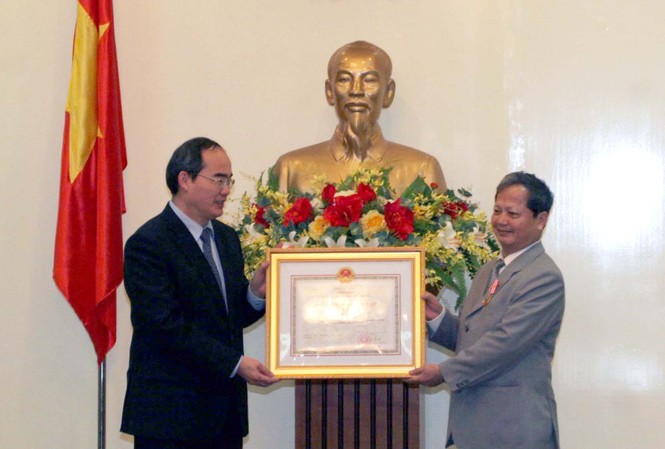 Vượt qua bão dư luận Năm 2012, Phó Thủ tướng Nguyễn Thiện Nhân trao Huân chương Độc lập hạng Nhì cho ông Hà Quang Dự Ảnh: Chinhphu.vn