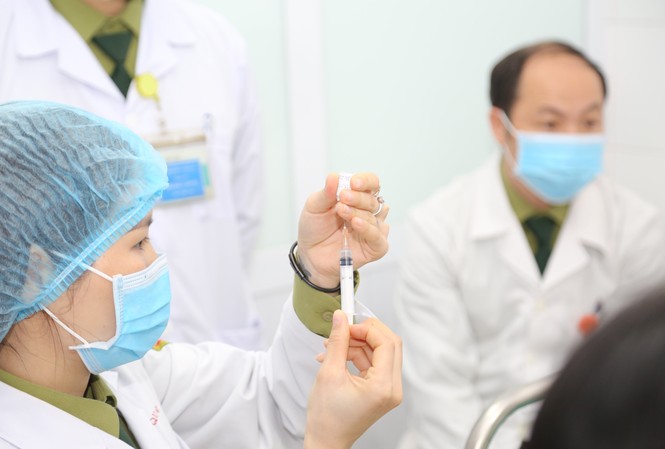 Tuần này vắc-xin ngừa COVID-19 về Việt Nam: Ai được ưu tiên tiêm trước? Tiêm mũi vắc-xin Nano Covax thử nghiệm thứ 2 của giai đoạn 1