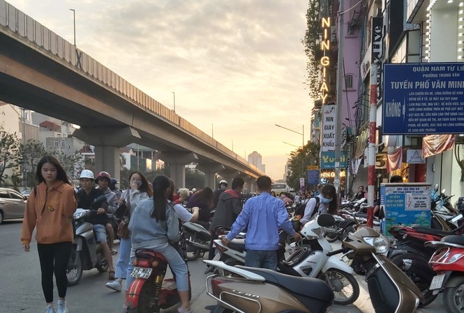 Cuối năm, người đi bộ ở Hà Nội lại bị 'đẩy' xuống lòng đường Vỉa hè phố Nguyễn Trãi bị chiếm dụng, người đi bộ phải tràn xuống lòng đường