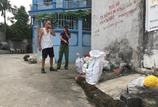 Bãi rác khổng lồ không được xử lý, dân dựng rào chặn xe rác ở Hà Nội Rác chất đống khắp đường làng, ngõ xóm tại xã Tuy Lai