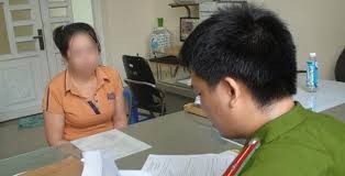 Chị em sinh đôi bị bạn của mẹ lừa lấy chồng Trung Quốc Đối tượng Bùi Thúy Thu tại cơ quan điều tra