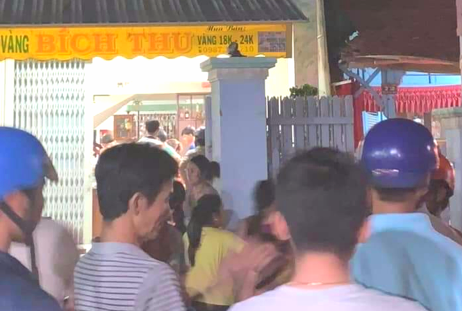 Cướp táo tợn dùng gạch đập tủ kính, vơ vét vàng trong tiệm Tiệm vàng Bích Thu vừa xảy ra vụ cướp táo tợn. Ảnh: Hiền Huynh