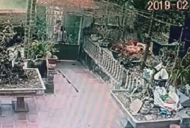 Dùng xô nhựa đánh vào mặt hàng xóm, một phụ nữ bị khởi tố, bắt giam Dùng xô nhựa để chống cự, người mẹ nuôi 4 con nhỏ vướng vào lao lý.