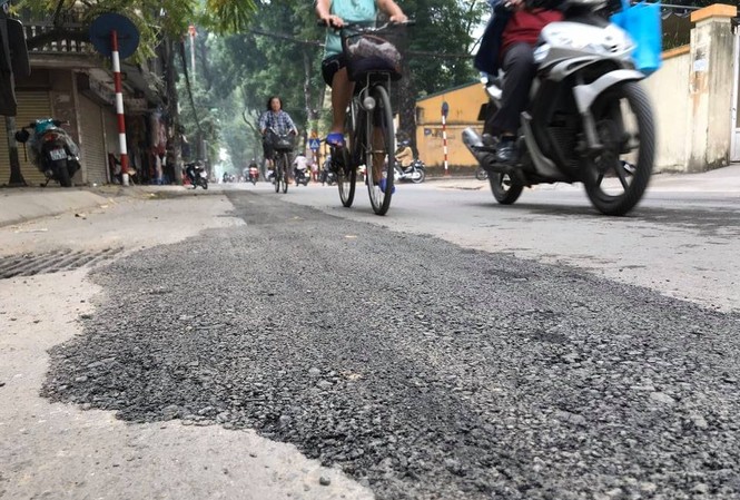 Con đường bị đào bới, chắp vá ở Hà Nội làm lại vẫn ẩu Đường bị đào bới, chắp vá giữa thủ đô được thảm lại ngay trong đêm nhưng chưa triệt để.