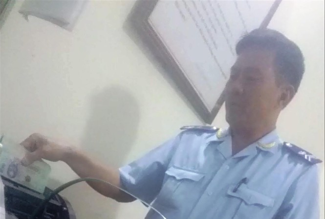 Lập đoàn thẩm tra vụ hải quan 'làm luật' ở cửa khẩu quốc tế Tây Trang Tổng cục Hải quan đang thành lập đoàn công tác lên tỉnh Điện Biên để thẩm tra nội dung làm luật ở cửa khẩu quốc tế Tây Trang.