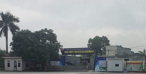Đóng cửa nhà máy bán sữa nhập nhèm nguồn gốc ở Hòa Bình a nhà máy, dừng mọi hoạt động tổ chức tham quan, bán sữa cho người già ở thôn Năm Lu (Hòa Sơn, Lương Sơn).