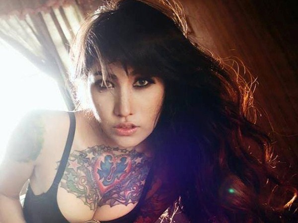 Hình xăm khủng của người mẫu nội y Thái Hình xăm khủng của người mẫu nội y Thái