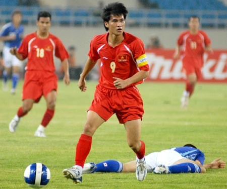 Công Vinh và đồng đội viếng Đại tướng tại Uzbekistan Công Vinh và đồng đội viếng Đại tướng tại Uzbekistan