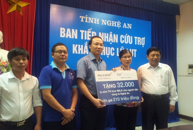 Các doanh nghiệp đồng hành cùng Tiền phong cứu trợ người dân vùng lũ Chủ tịch tỉnh Nghệ An (ngoài cùng bên phải) tiếp nhận hàng cứu trợ lũ lụt của TH True Milk và Cty Văn Minh.