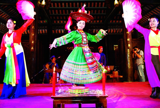 Lên đồng sẽ bị cấm? Biểu diễn hầu đồng tại Thiên Đường Bảo Sơn cho du khách xem