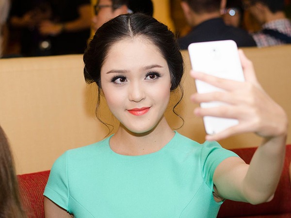Á hậu Hoàng Anh xinh xắn, nhí nhảnh như công chúa Á hậu Hoàng Anh xinh xắn, nhí nhảnh như công chúa