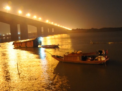 Theo chân thợ lặn nửa đêm tìm nạn nhân bị bác sĩ ném xác Theo chân thợ lặn nửa đêm tìm nạn nhân bị bác sĩ ném xác