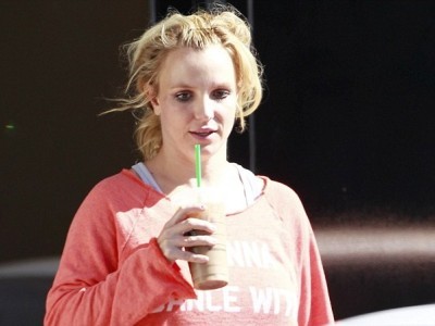 Britney Spears lại luộm thuộm trên phố Britney Spears lại luộm thuộm trên phố