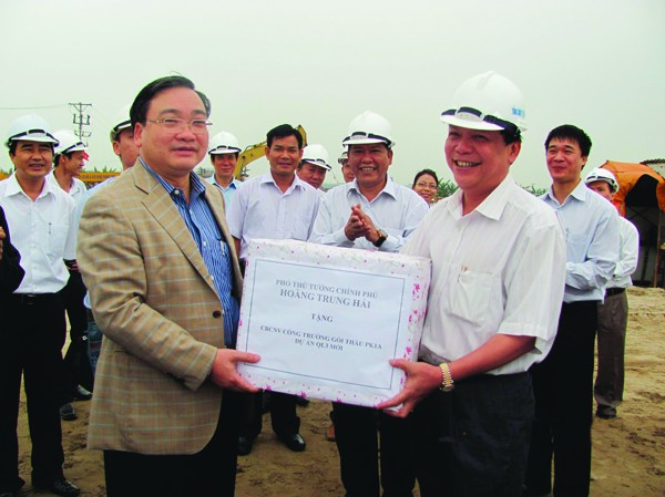 Dùng ghế Tổng GĐ cược tiến độ với Bộ trưởng giao thông Ông Phan Quốc Hiếu (bên phải) trong một lần đón Phó Thủ tướng Hoàng Trung Hải tới thăm công trường